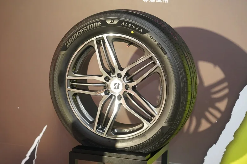 ALENZA LX200升級靜謐、行路體驗與濕地性能,搭載全新LUXBLACK技術,以極致黑工藝彰顯奢華,重塑豪華SUV旗艦標準。 記者趙駿宏/攝影