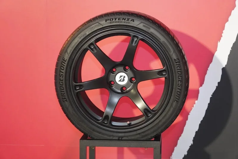 POTENZA SPORT EVO首次導入 ENLITEN 技術,各項性能指標展現關鍵進化,大幅提升磨耗壽命 15%,讓車主享受從容不迫的熱血操駕。 記者趙駿宏/攝影